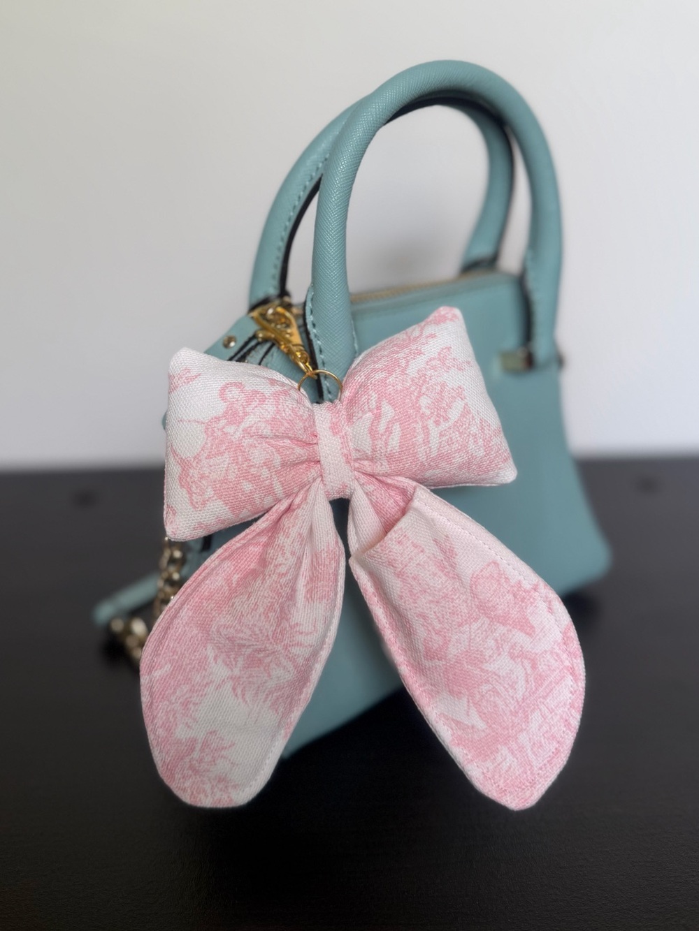 Puffy Bow Lipbalm Holder - Picture 3 of 5